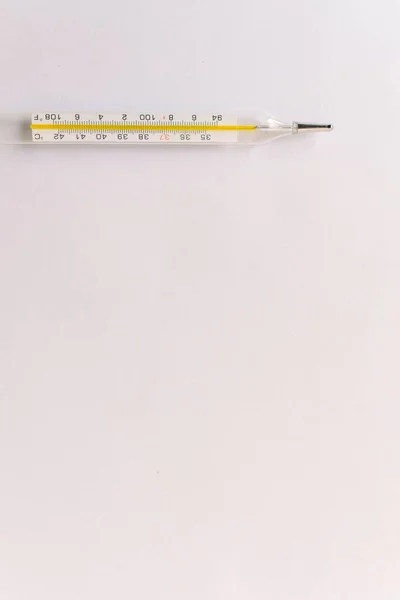 Θερμόμετρο Που Απομονώνεται Στο Λευκό Διαγνωστική Και Υγειονομική Έννοια Του — Φωτογραφία Αρχείου