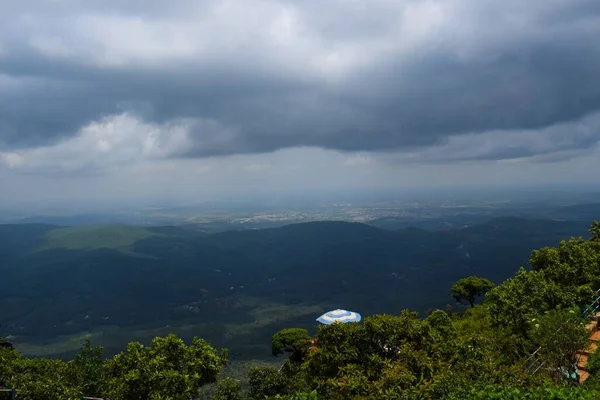 Der Blick Auf Den Bewölkten Himmel Über Dunkelgrünen Hügeln — Stockfoto