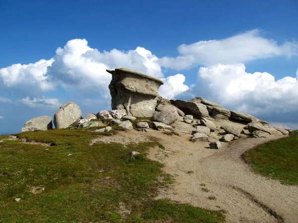 Stos Kamieni Zielonej Pięcie Przed Błękitnym Niebem Chmurami — Zdjęcie stockowe