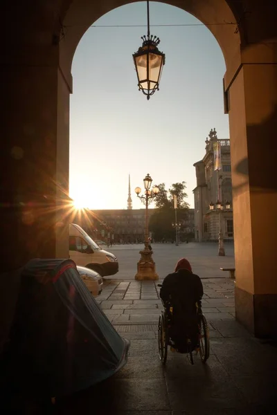 車椅子の男の垂直方向のビュー忙しい通りへのアーチダウン — ストック写真