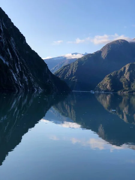 Tiro Vertical Lago Calmo Com Grandes Montanhas Refletidas Nas Águas — Fotografia de Stock