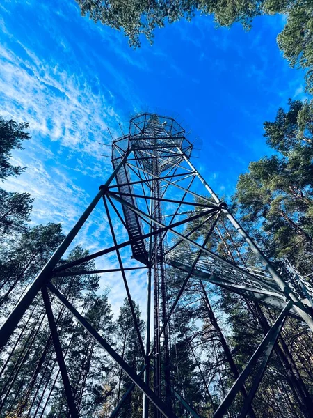 Vertikální Záběr Rozhlasové Věže Nalezené Venkově Slunečného Dne — Stock fotografie