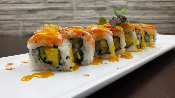 Een Closeup Van Een Schaal Van Heerlijke Kleurrijke Sushi Een — Stockfoto