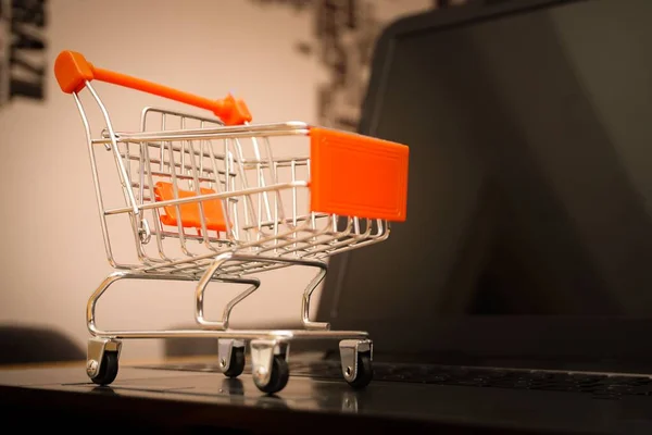 Ein Miniatur Einkaufswagen Auf Dem Laptop Online Shopping Konzept — Stockfoto