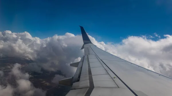 Primer Plano Ala Avión Que Eleva Través Las Nubes Cielo —  Fotos de Stock