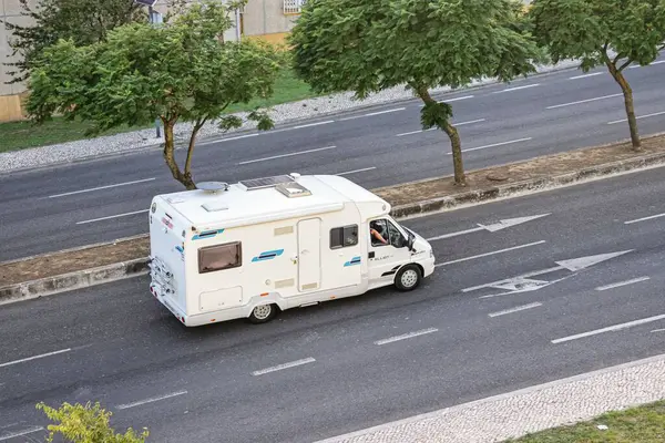 Uma Autocaravana Conduzir Pelas Estradas Lisboa Durante Dia Portugal — Fotografia de Stock