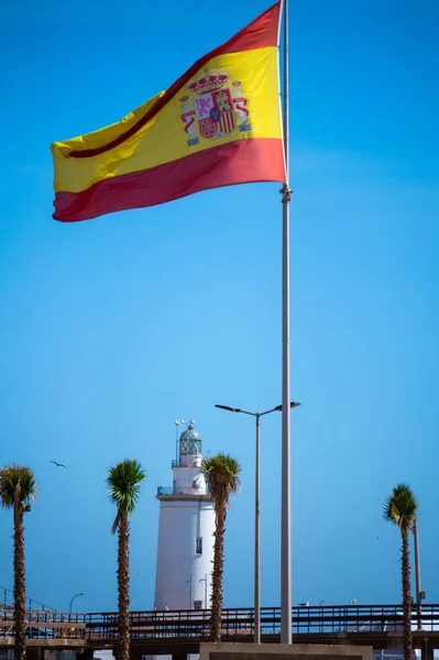 西班牙国旗迎着蓝天迎风飘扬的垂直镜头 — 图库照片