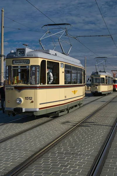 Dresden Tarihi Merkezinde Şehir Caddesinde Klasik Bir Tramvay — Stok fotoğraf