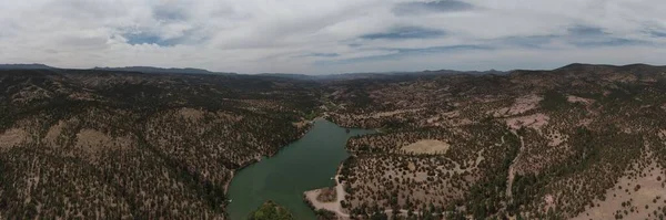 Gündüz Vakti Güzel Bir Gölün Panoramik Görüntüsü — Stok fotoğraf