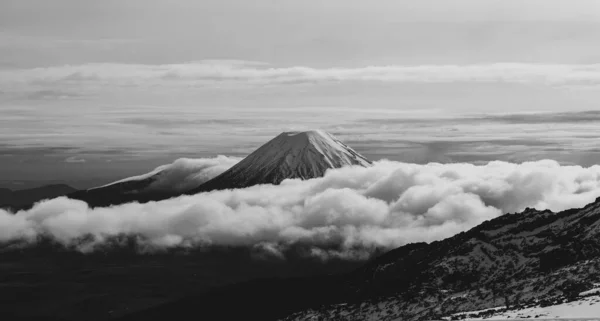 Una Toma Aérea Escala Grises Una Cumbre Montañosa Con Nubes —  Fotos de Stock