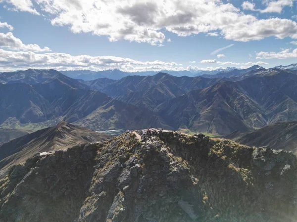 Mavi Bulutlu Gökyüzüne Karşı Kayalık Dağların Manzarası — Stok fotoğraf