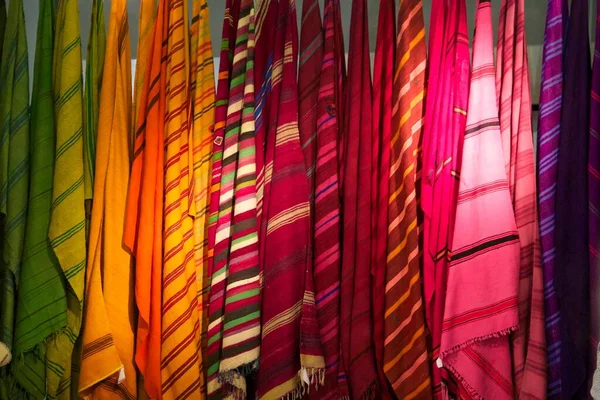 Las Bufandas Colores Que Cuelgan Mercado — Foto de Stock