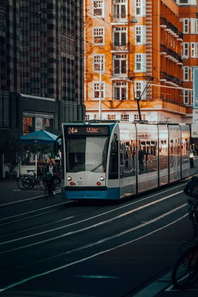 Hollanda Amstedam Sokaklarında Bir Tramvayın Dikey Çekimi — Stok fotoğraf