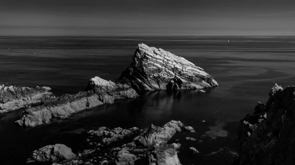 Denizdeki Kayaların Güzel Gri Pulu — Stok fotoğraf