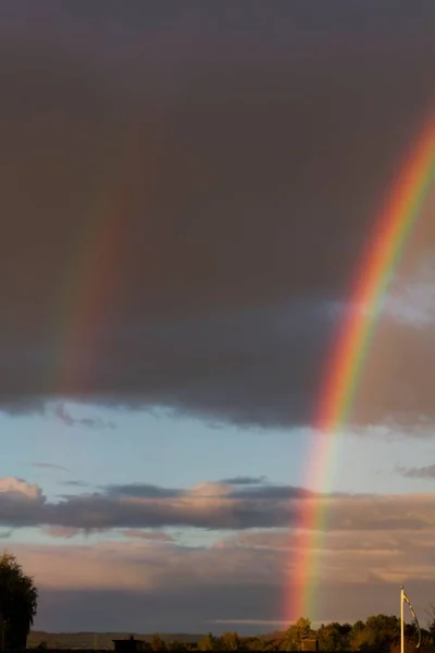 Vertikal Bild Regnbågen Över Himlen — Stockfoto