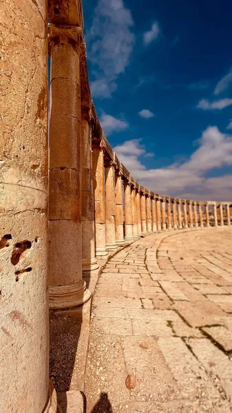 Eine Vertikale Aufnahme Der Säulen Der Archäologischen Stätte Von Gerasa — Stockfoto
