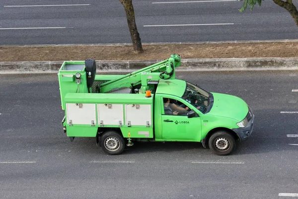 Зеленый Автомобиль Улице Лисбона — стоковое фото