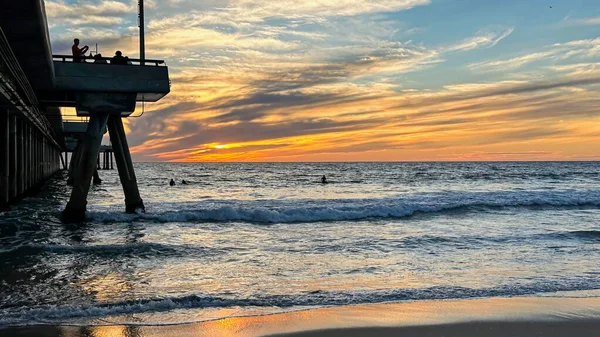 ロサンゼルスのビーチ 海を彩るカラフルな夕日 — ストック写真