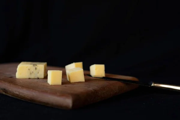Farklı Tipte Peynirlerin Yakın Plan Çekimi Kesme Tahtasındaki Bıçak — Stok fotoğraf