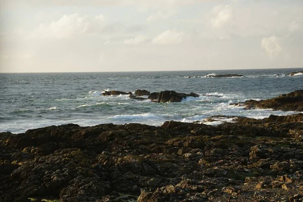 Malebný Pohled Vlnité Moře Skalnatým Pobřežím — Stock fotografie