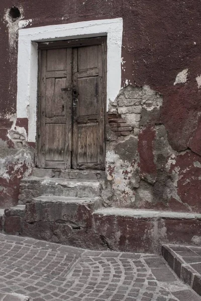 Выветриваемое Здание Каменной Лестницей Деревянной Входной Дверью Понятие Бедности — стоковое фото