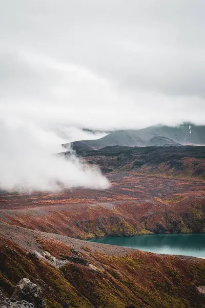 Μια Όμορφη Θέα Μιας Λίμνης Μπροστά Από Ένα Βουνό Σύννεφα — Φωτογραφία Αρχείου