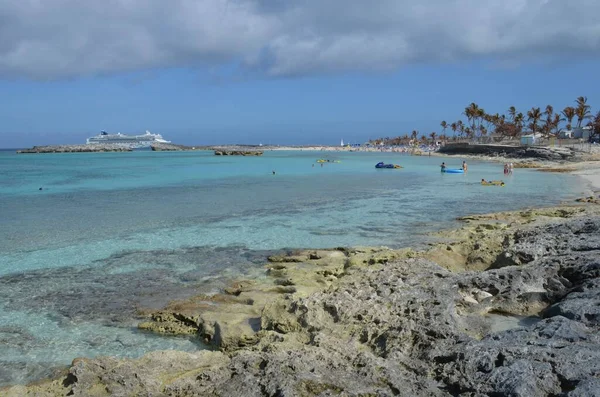 Une Vue Panoramique Une Plage Aux Bahamas Avec Des Touristes — Photo