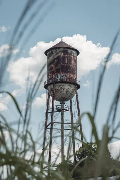 Ein Schöner Vertikaler Blick Auf Einen Rostigen Wasserturm Einem Feld — Stockfoto