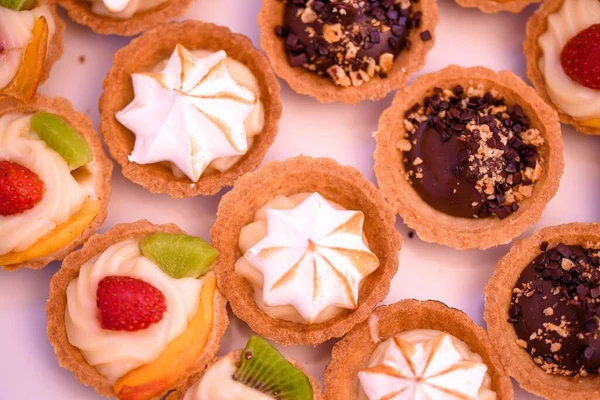 Close Cupcakes Com Sabores Diferentes Mesa Branca — Fotografia de Stock