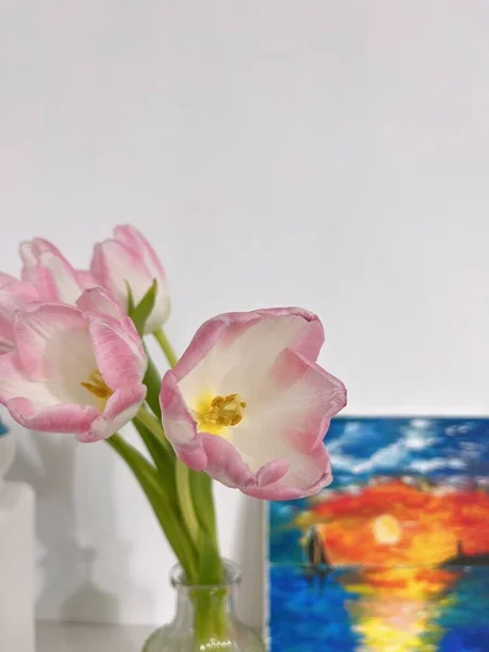 Eine Vertikale Nahaufnahme Zarter Rosa Tulpen Einem Glas Neben Einem — Stockfoto