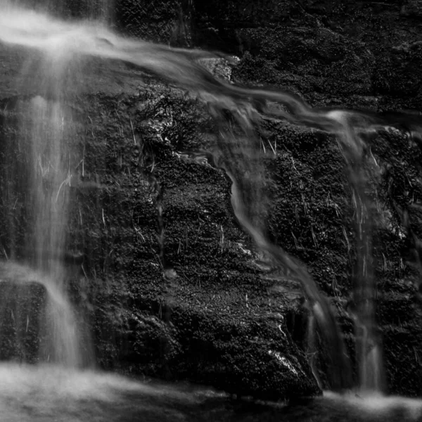 Uma Bela Escala Cinza Uma Cachoeira Sobre Penhasco Rochoso — Fotografia de Stock