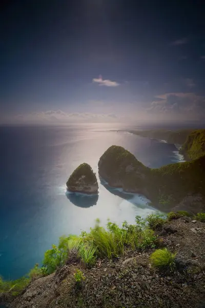 Eine Vertikale Aufnahme Eines Wunderschönen Meeres Der Nähe Der Berge — Stockfoto