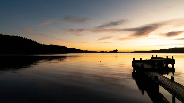 Vacker Bild Glödande Ljus Solnedgång Himmel Över Havsstrand — Stockfoto