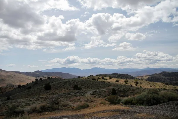 在内华达州北部 在蓝天的阴影下 在沙漠中的一座绿色小山的形象 — 图库照片