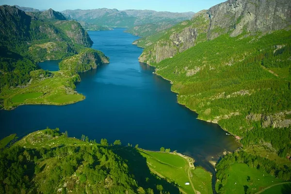 Eine Vogelperspektive Auf Den Fjord Inmitten Grüner Vegetation Norwegen — Stockfoto