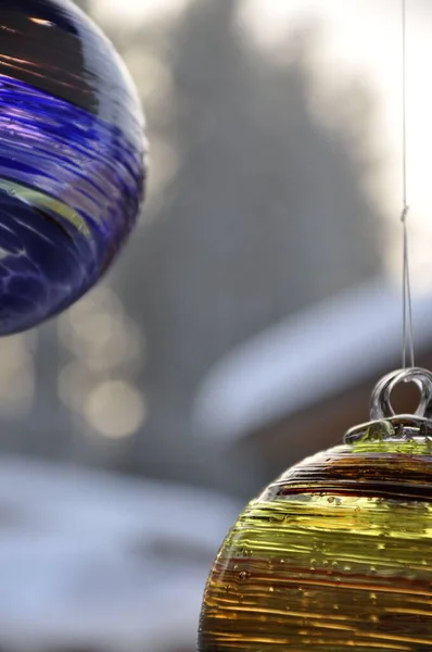 Enfoque Selectivo Vertical Bolas Árbol Navidad Redondas Brillantes Con Diseño —  Fotos de Stock