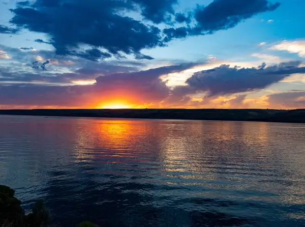 Eine Schöne Aufnahme Eines Sees Während Des Sonnenuntergangs — Stockfoto