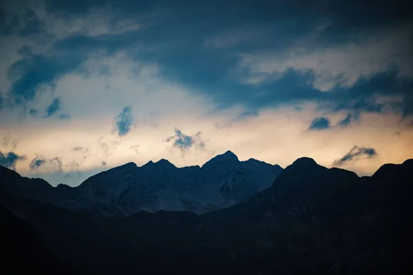 Uma Paisagem Montanhas Com Nuvens Pôr Sol Wth Nuvens Escuras — Fotografia de Stock