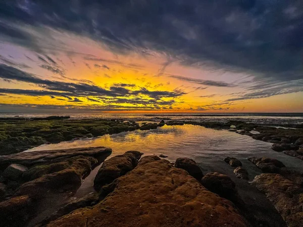 Een Prachtig Uitzicht Een Rotsachtig Strand Bij Zonsondergang — Stockfoto