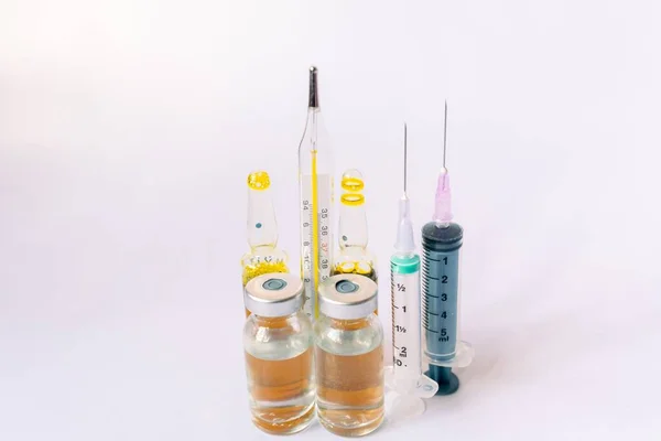 采购产品各种医疗设备 温度计 注射器 白色背景的瓶子 — 图库照片