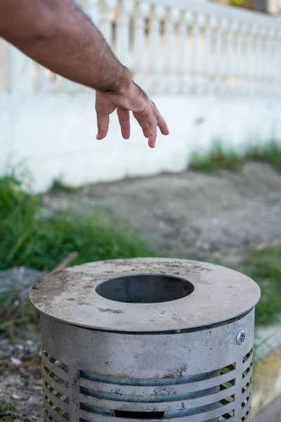 Male Hand Throwing Cardboard Can Metal Dustbin Outdoor — Stock Photo, Image