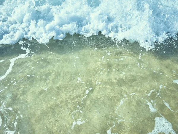 Primer Plano Suave Ola Oceánica Con Espuma —  Fotos de Stock