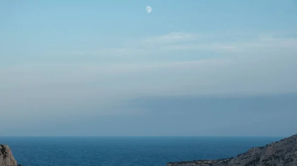 Krásný Výhled Moře Skalnatého Pobřeží Večerních Hodinách Měsícem Obloze — Stock fotografie