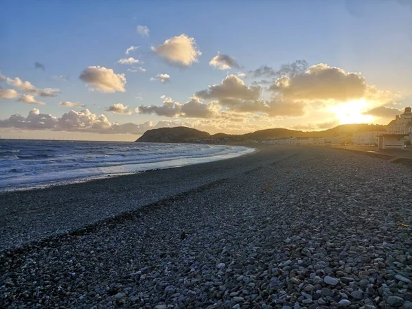 Malowniczy Widok Plażę Rozległym Błękitnym Oceanem Żywym Zachodem Słońca Zachmurzonym — Zdjęcie stockowe