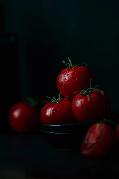 Una Toma Vertical Tomates Rojos Frescos Húmedos Sobre Fondo Oscuro — Foto de Stock