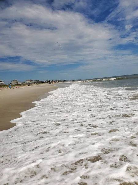 Прекрасный Снимок Пенных Волн Покрывающих Песчаный Пляж — стоковое фото