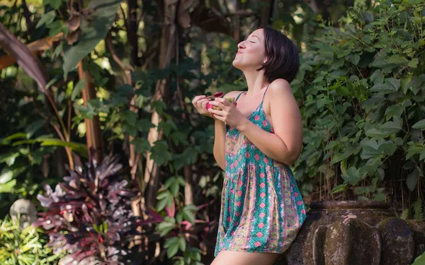 夏の日に公園でドラゴンフルーツを楽しむ若い女性 — ストック写真