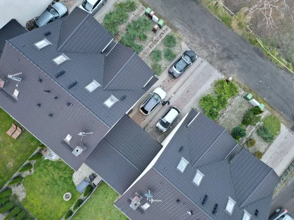 Antenn Utsikt Över Taken Byggnader Med Bilar Parkering Framför Dem — Stockfoto