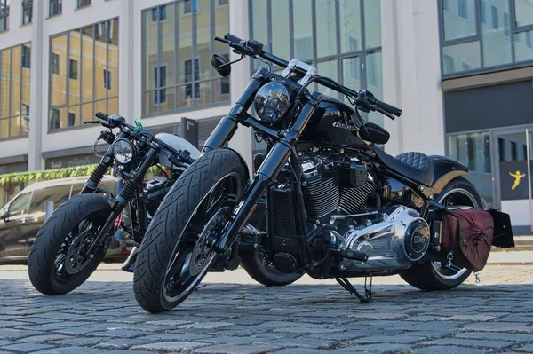 Harley Davidson Auf Einem Parkplatz — Stockfoto
