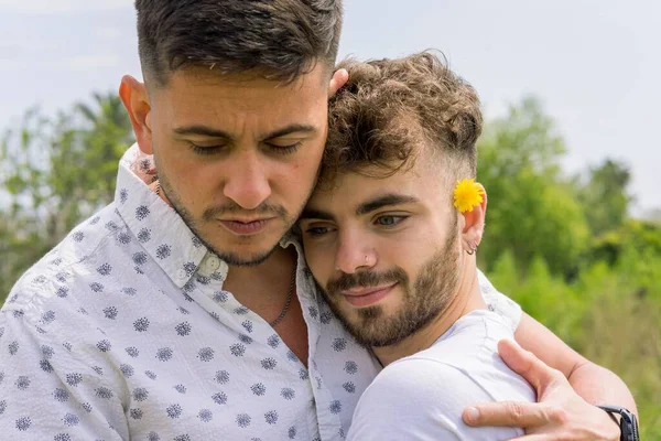 Close Tiro Abraço Hispânico Gay Casal Livre — Fotografia de Stock